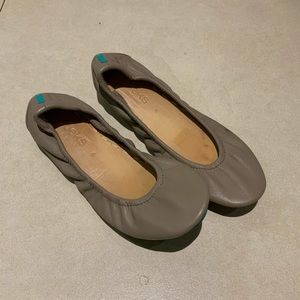 Tikes women’s gray round toe flats shoes size 6